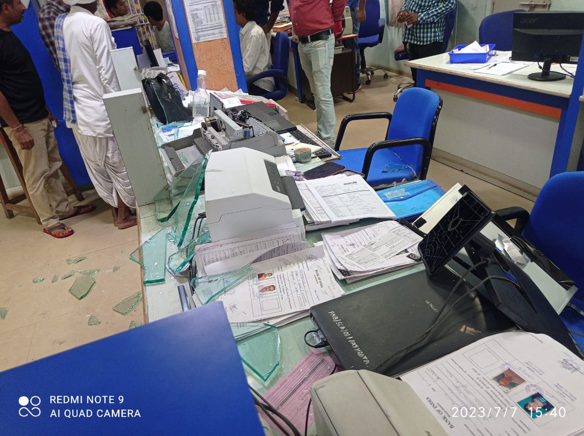 FOBOISU's tweet photo. A visitor or customer took law in his own hand. He ransacked bank's property and threatened employees of dire consequences. FIR lodged by Manager, Bank of India, Anjur Br, Kutchh Distt not yet  registered. Condemn this incident. Demand stern action against culprit. High ups awake https://t.co/DESH4JzgqY