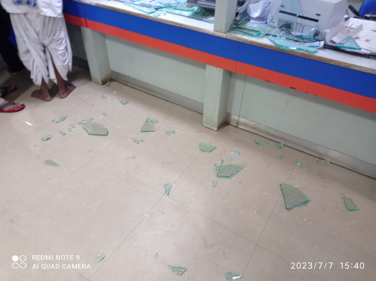 FOBOISU's tweet photo. A visitor or customer took law in his own hand. He ransacked bank's property and threatened employees of dire consequences. FIR lodged by Manager, Bank of India, Anjur Br, Kutchh Distt not yet  registered. Condemn this incident. Demand stern action against culprit. High ups awake https://t.co/DESH4JzgqY