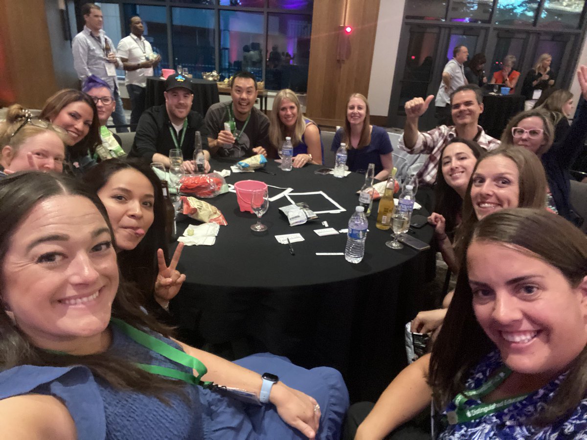 Baker’s dozen. Mostly Canadians, 1 America, the best Mónica, and two friends from Brazil #ADE2023 #trivianight