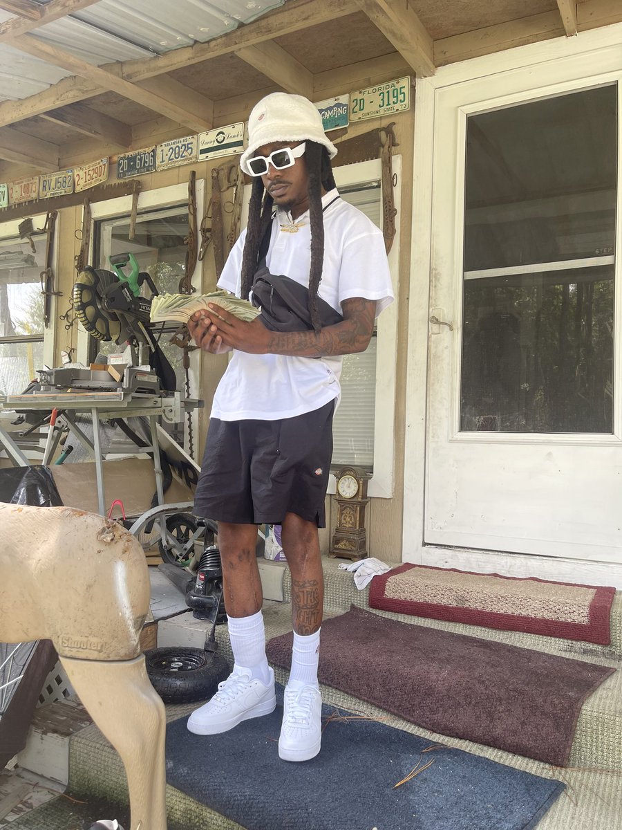 ReeBock_904's tweet photo. 🚲 to da Beginning I was skinny looking Poe asf pissing n 💩’n on myself feeling Poe asf‼️‼️‼️‼️ #ThroughDaHalo #🎥shoot #🦌🦌🦌 #TimeRollin⌛️ https://t.co/wm67Lera8h