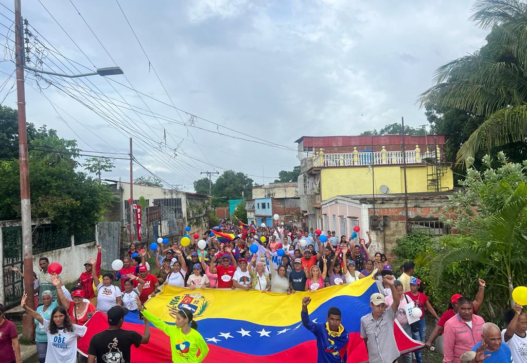 NicolasMaduro's tweet photo. Mi abrazo y agradecimiento infinito al pueblo de Yare, en los Valles del Tuy, que ha colmado las calles con una hermosa marcha en apoyo a la Revolución Bolivariana. Esta lucha es por el bienestar colectivo y por el respeto a la soberanía de la Patria. ¡Venezuela merece todo nuestro amor!