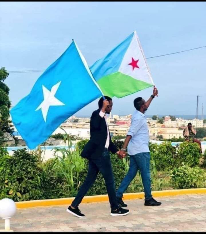 Gafdiid7's tweet photo. Labo aabo wada dhalay
Iyo ubad walaala
Arrinkii yimaadaba
Iska kaashanaayo
Iska kaashanaayoo
Isku siiya gacantee 

Indhahaygu nuurkay
Ku il-doogsadeenoow
Adna ha isku kay ladine
Uur-hooyahayoow❤️ https://t.co/Sd7FHFV2of