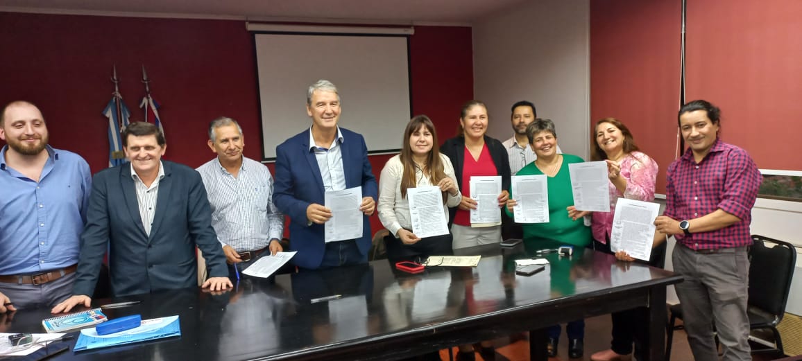 udpm_misiones's tweet photo. En el Salón Oval del Ministerio de Educación, se reunió la mesa paritaria, en donde se acordó recomponer el salario docente para los meses de Julio y Septiembre. https://t.co/MIEfuwsZlX
