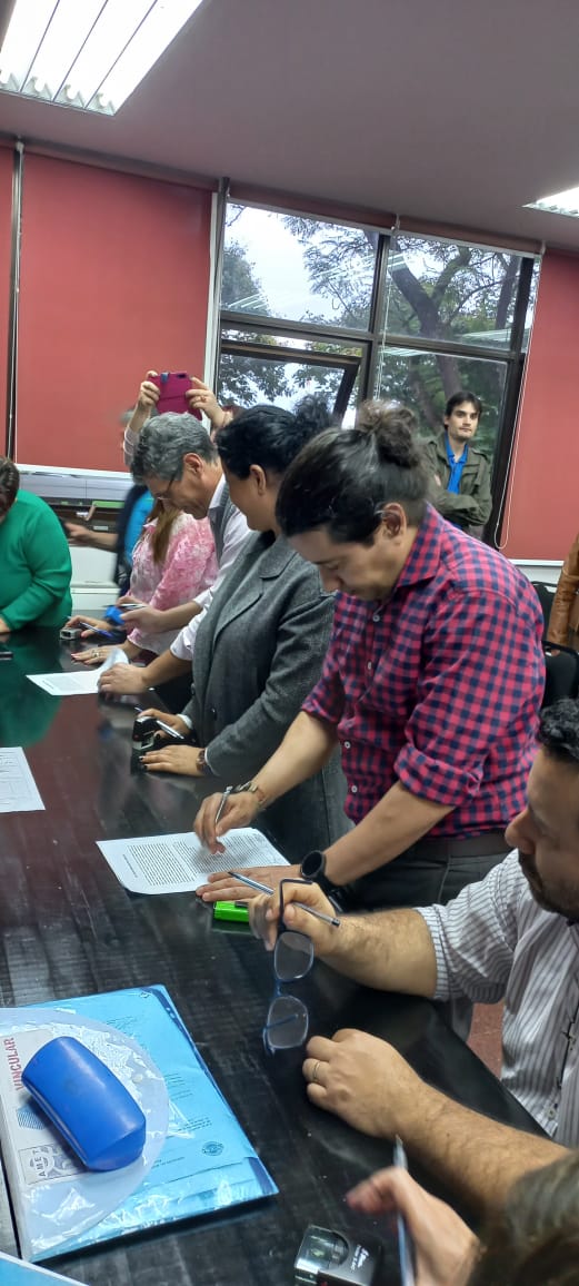 udpm_misiones's tweet photo. En el Salón Oval del Ministerio de Educación, se reunió la mesa paritaria, en donde se acordó recomponer el salario docente para los meses de Julio y Septiembre. https://t.co/MIEfuwsZlX