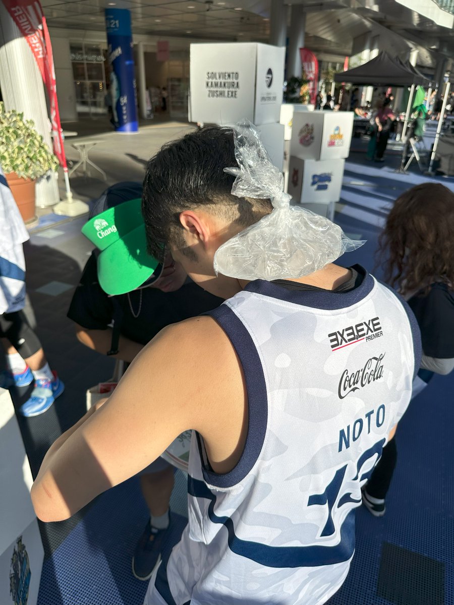 ZIGExN_UPDATERS's tweet image. ＼🏀オフショット公開🧊／
最近暑い日が続きますね！！皆さん熱中症にはお気をつけください！！水分補給お忘れなく！👍
（ファンへのサイン中にちゃっかりアイシング用の氷で涼しむのとしん（能登））
#updaters #3x3 #アップデーターズ #バスケ #プロバスケ選手 #じげん3x3 #じげん #zigexn #京都