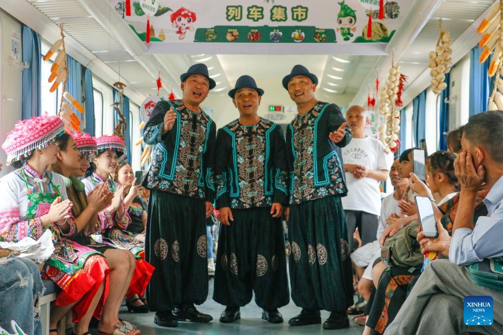 iChongqing_CIMC's tweet image. Train No. 5630 from #Zunyi, #Guizhou Province to southwest China's #Chongqing Municipality, which allow villagers living along the trains' route to sell goods to passengers and meanwhile provide passengers with a special travel experience.
Source: Xinhua