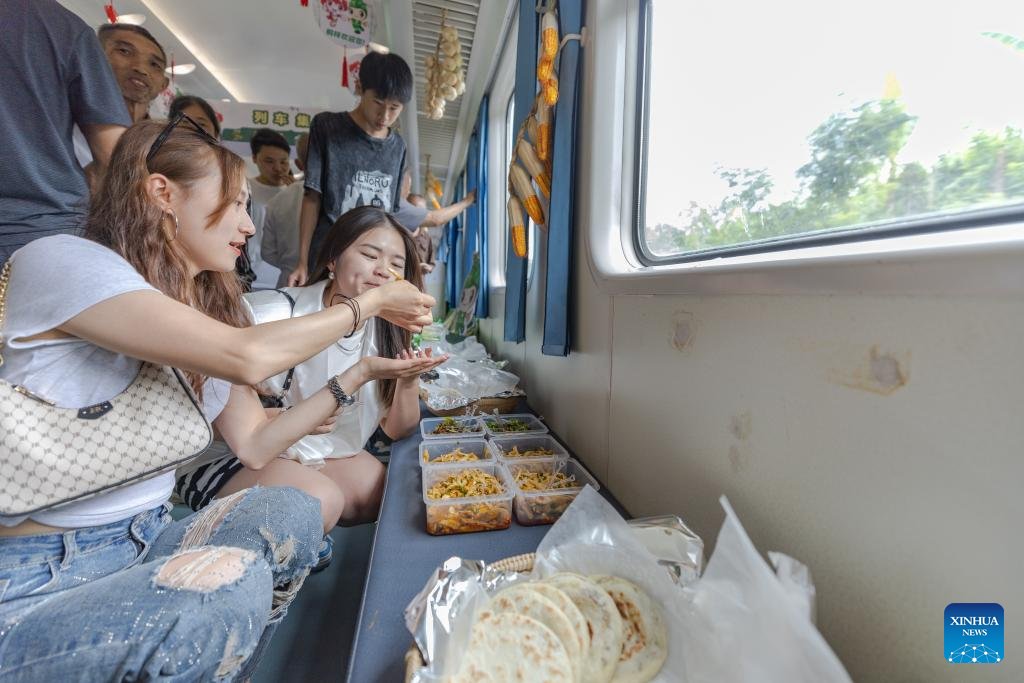 iChongqing_CIMC's tweet image. Train No. 5630 from #Zunyi, #Guizhou Province to southwest China's #Chongqing Municipality, which allow villagers living along the trains' route to sell goods to passengers and meanwhile provide passengers with a special travel experience.
Source: Xinhua