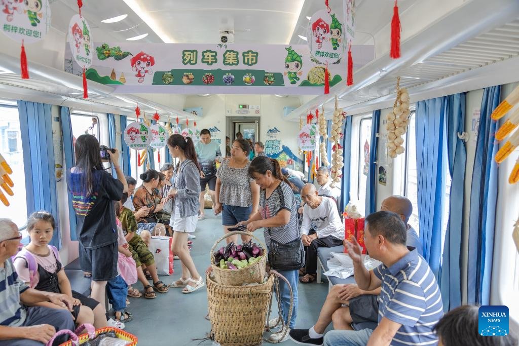 iChongqing_CIMC's tweet image. Train No. 5630 from #Zunyi, #Guizhou Province to southwest China's #Chongqing Municipality, which allow villagers living along the trains' route to sell goods to passengers and meanwhile provide passengers with a special travel experience.
Source: Xinhua
