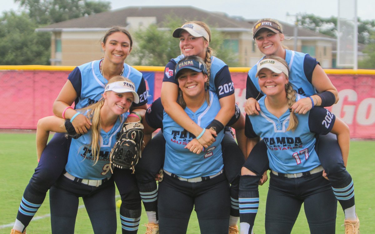 USASoftball's tweet photo. 𝙎𝙞𝙜𝙣𝙞𝙣𝙜 𝙤𝙛𝙛 ✌️𝘧𝘳𝘰𝘮 the 2023 #JOCup 🏆

@VisitCentralFL | @USASOFTBALLFL https://t.co/BKMLDGDCu4