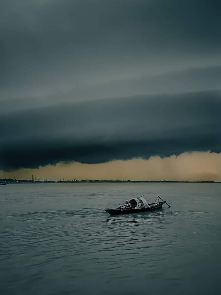 📸 Sailing into serenity, embracing the soothing rhythm of the waves. ☁️⛵️ #seasidebliss #cloudyskies #boatlife #OppoReno6 #OPPO @BillyZhangOPPO #cloudchasers #boatjourney #peacefulwaters 🖤