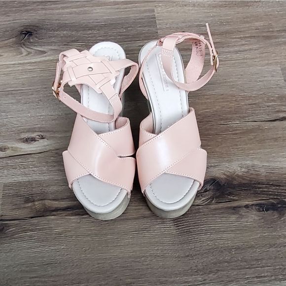 sandibeck's tweet photo. So good I had to share! Check out all the items I'm loving on @Poshmarkapp #poshmark #fashion #style #shopmycloset #asos #giannibini: https://t.co/H2PrQULPBM https://t.co/G7bKIu6rnG