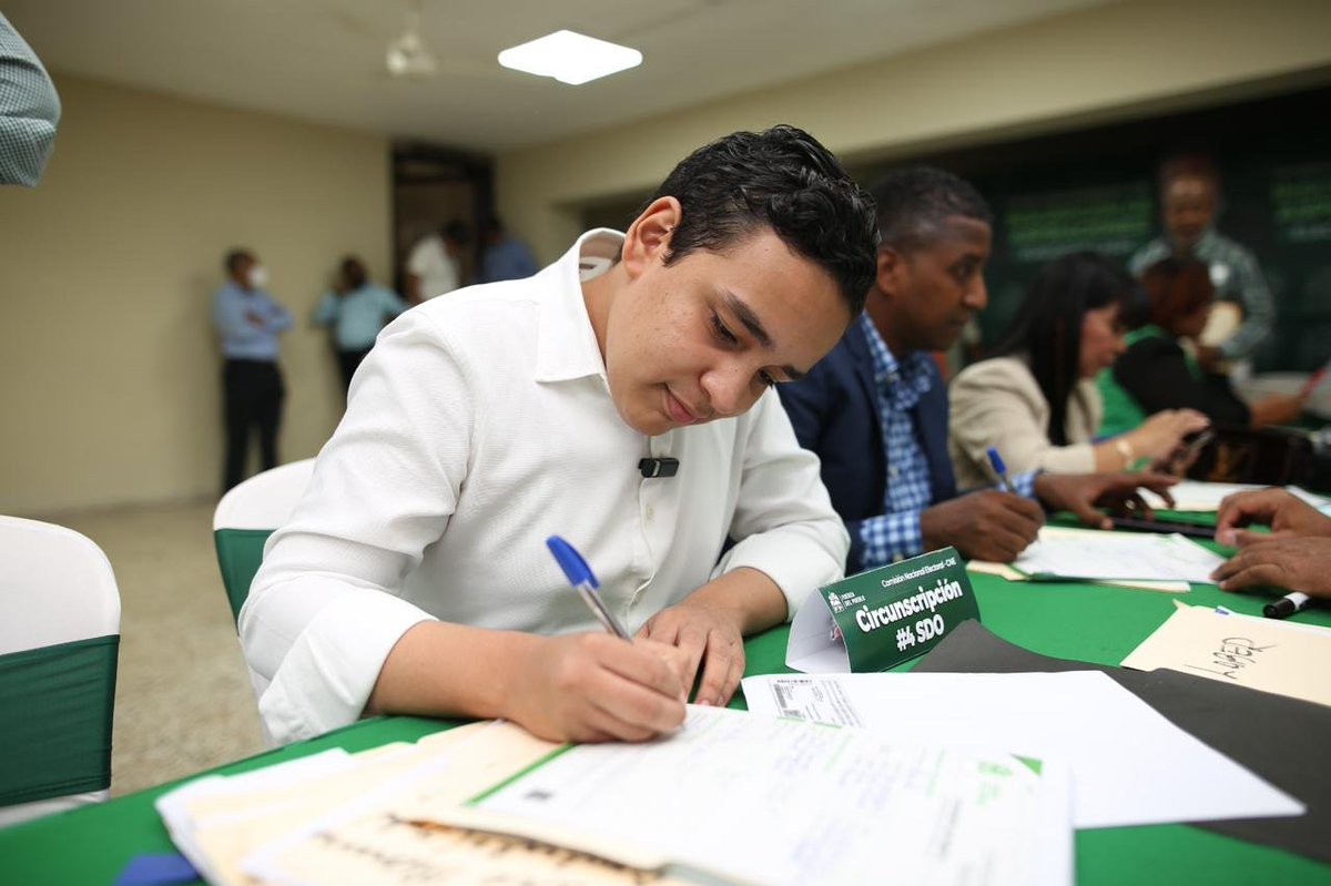 elnuevodiariord's tweet photo. Juventud 🗳️ 

Emil Viloria inscribió su precandidatura a regidor por el municipio de Santo Domingo Oeste, convirtiéndose en el precandidato más joven de @FPcomunica , y uno de los de menor edad entre los miles de aspirantes de todos los partidos políticos. 

#ElNuevoDiarioRD