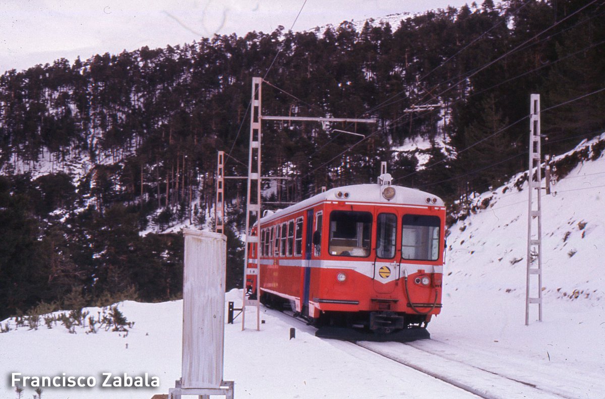 Un 442 hace entrada en la estación de Vaquerizas, dentro de, tramo inaugurado en 1964. Invierno de 1987. Paco Zabala