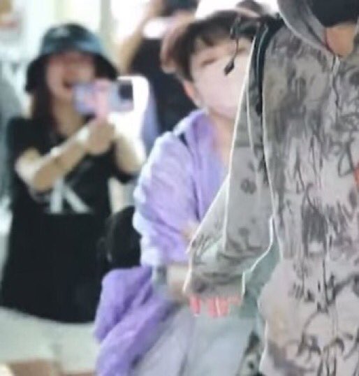 jeon_vantella's tweet photo. Esta es la mujer de morado que corrió hacia Jungkook a su partida.

Bajo la ilusión de que estaba involucrada románticamente con Jungkook, entró en Corea el 22 de junio e iba a vivir en la casa de Jungkook. https://t.co/RDZxKTZGhz