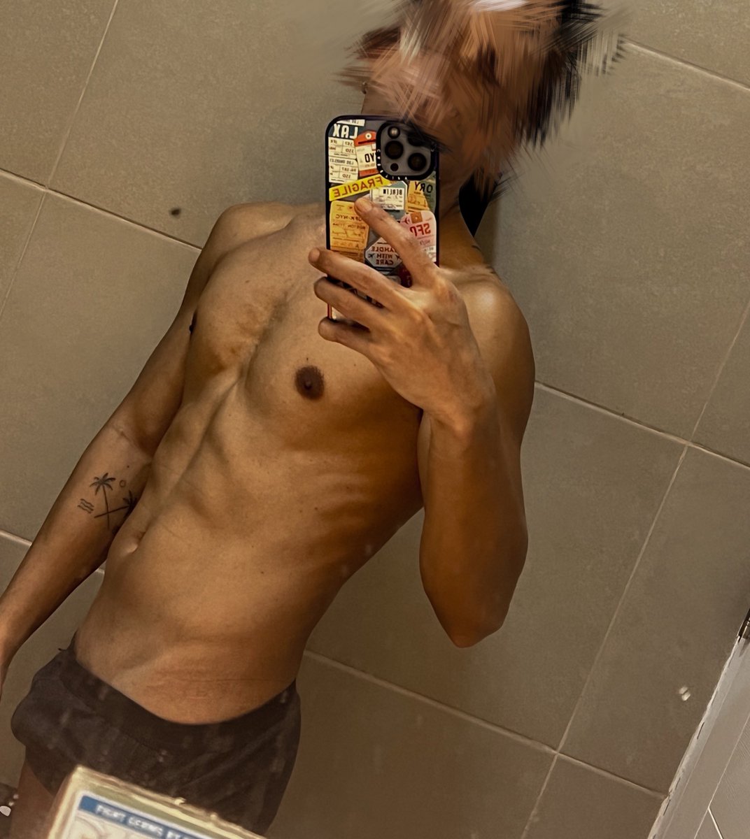 Mirror pics will nvr go out of style. 

L❤️ve,
Kris.