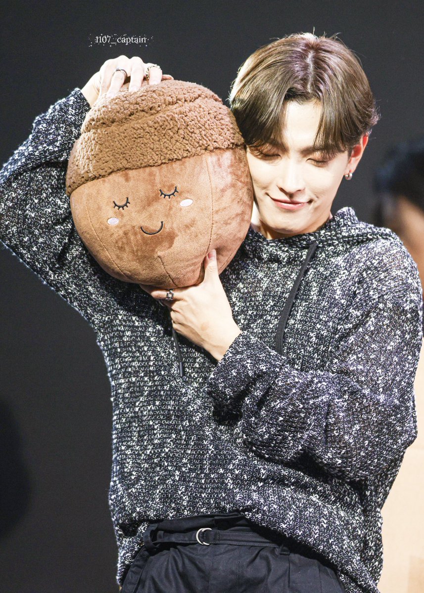 1107_captain's tweet photo. 230709 🀄️

친구☺️

#에이티즈 #ATEEZ #홍중 #HONGJOONG https://t.co/IarOwj80Q8