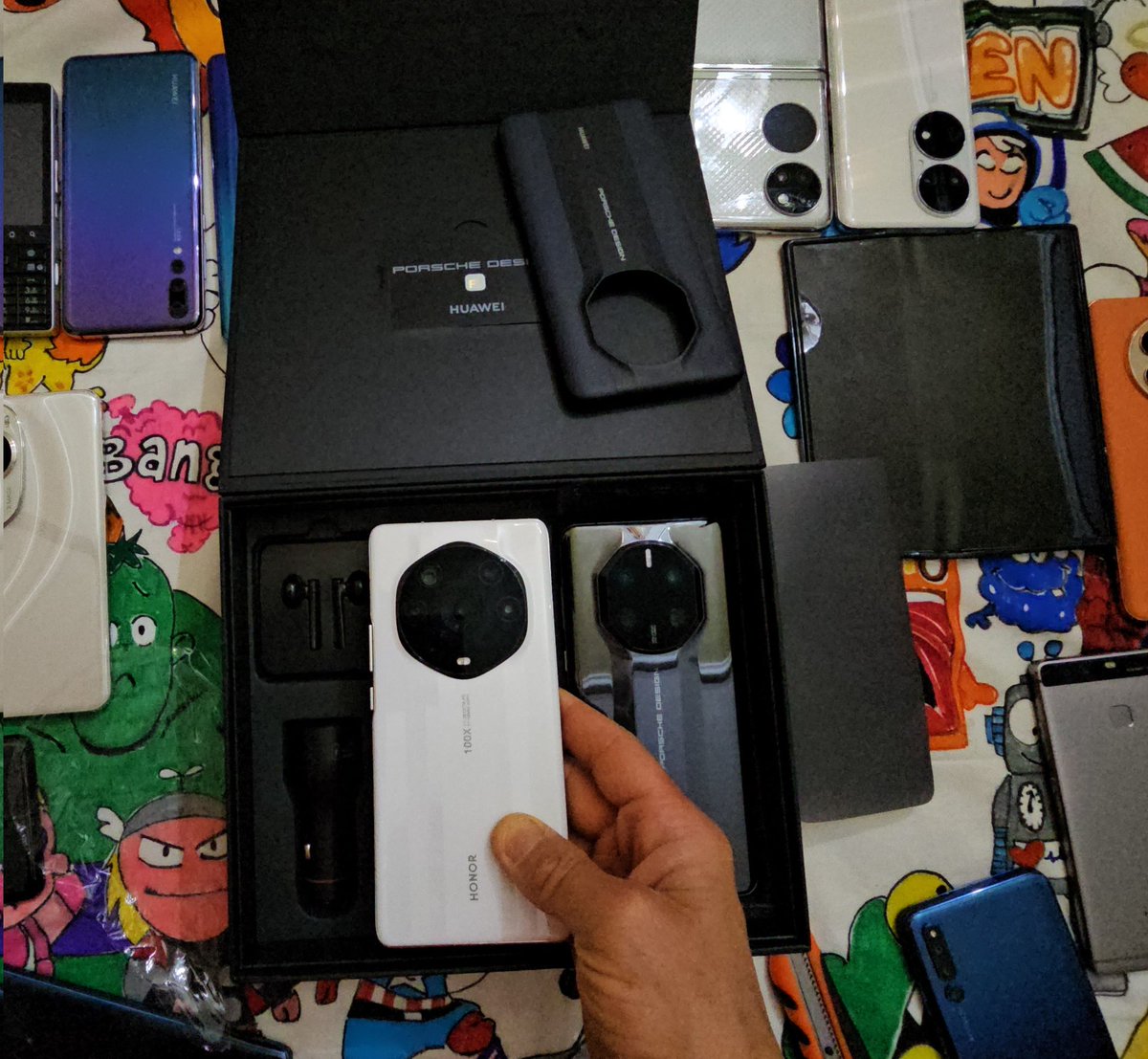 fabrizio_degni's tweet photo. In these pictures you can see how similar the #Honor #Magic3Pro+ is... Honor get inspiration from Huawei not the opposite of course!
#huawei #huaweimate50rs #technology #huaweimobile #cuttingedge #tech https://t.co/FUEWB6qG2b