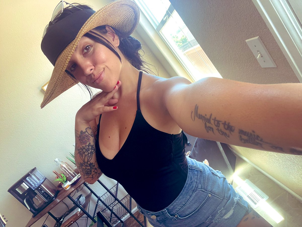 Goths at the poool goths at the pooooool.