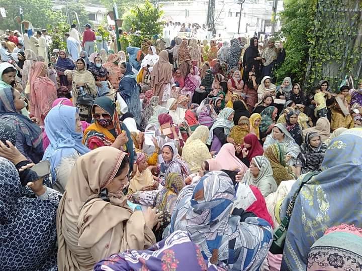 ad_babu's tweet photo. صحافی برادری سے درخواست ہے کہ ایک نظر ادھر بھی۔
دیکھیں ہماری مائیں بہنیں لاہور کی سڑکوں پر سراپا احتجاج ہیں۔
کیا یہ صحافت کا اصول نہیں کہ عوامی مسائل کو اجاگر کیا جائے؟
#چلو_چلو_لاہور_چلو
#پنجاب_ملازمین_کو_ان_کا_حق_دو 
#پنج https://t.co/0rkAj8gSH9
