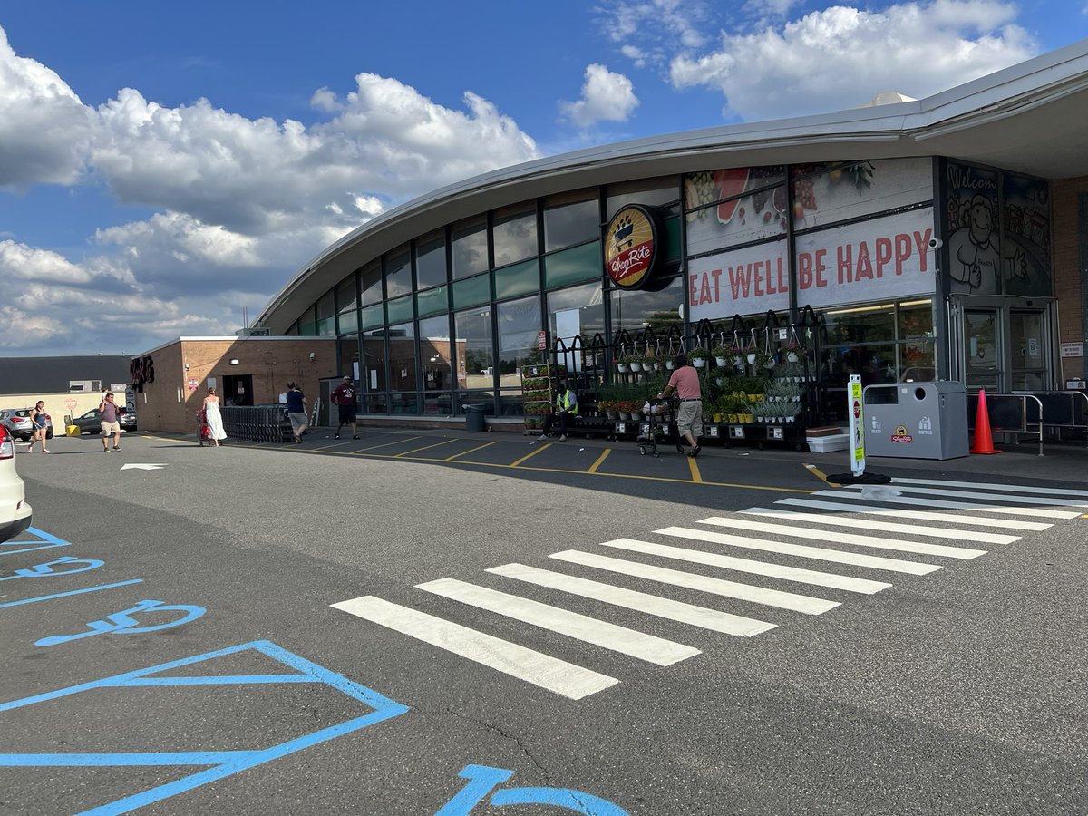 Grocerying's tweet photo. Visited the @ShopRite in Springfield, NJ next door to the original @BedBathBeyond. Classic #MarinaSafeway @Safeway store that later became #Finast. The blog @marketreport_nj has many more detailed photos of this really cool store: https://t.co/LtwkKZFkiq @GroceteriaWeb #ShopRite https://t.co/3lnIvLs9fy