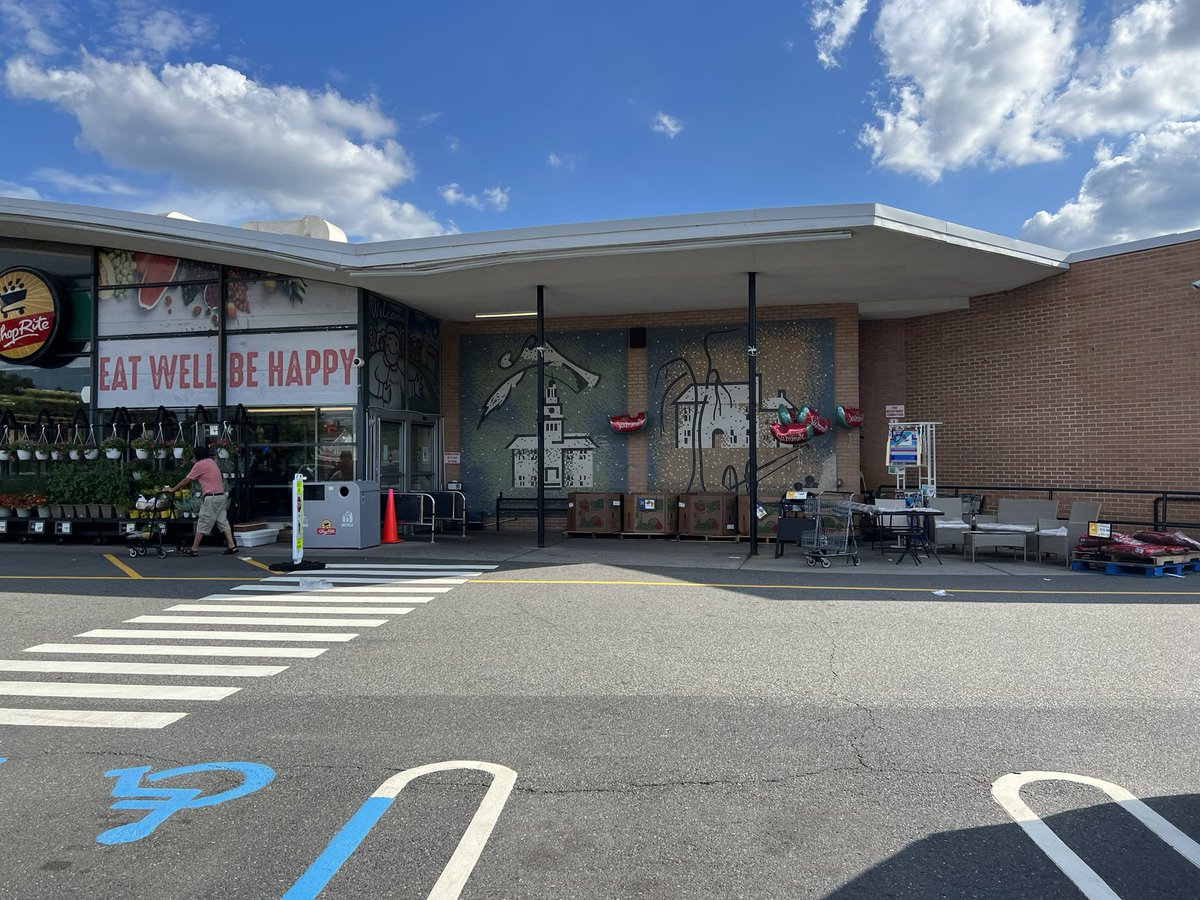 Grocerying's tweet photo. Visited the @ShopRite in Springfield, NJ next door to the original @BedBathBeyond. Classic #MarinaSafeway @Safeway store that later became #Finast. The blog @marketreport_nj has many more detailed photos of this really cool store: https://t.co/LtwkKZFkiq @GroceteriaWeb #ShopRite https://t.co/3lnIvLs9fy