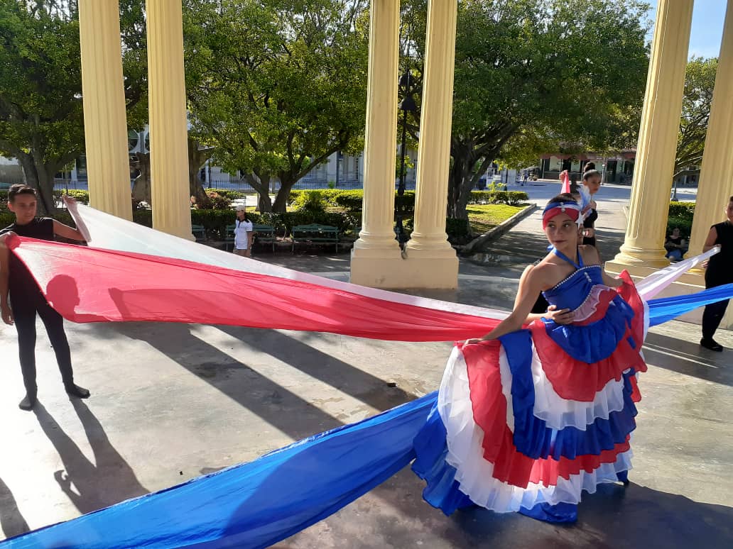 Hoy nuestros niños desde el parque La Libertad en #Caibarién a través de su talento artístico demostraron su apoyo a la Revolución.
