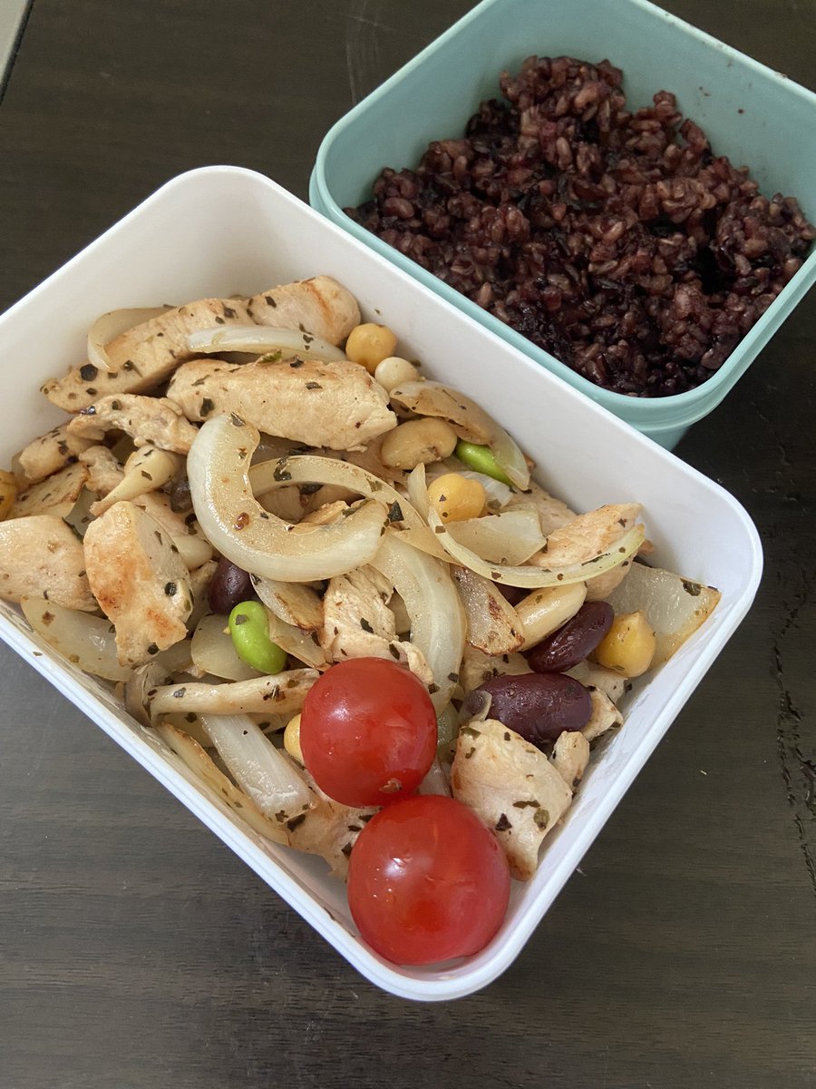 BARENKANa's tweet photo. #ranchtime お弁当を持って
お出かけ!
お休みだけど #ダイエット 中は
お弁当持たないとね😊
黒米と玄米 鶏胸肉、きのこ、玉ねぎ、ミックスビーンズのバジル炒め
#ダイエッターさんと繋がりたい
#筋トレ女子
#お昼ご飯
#お弁当
#黒米
#沖縄 https://t.co/n3Ue7nq4Zu