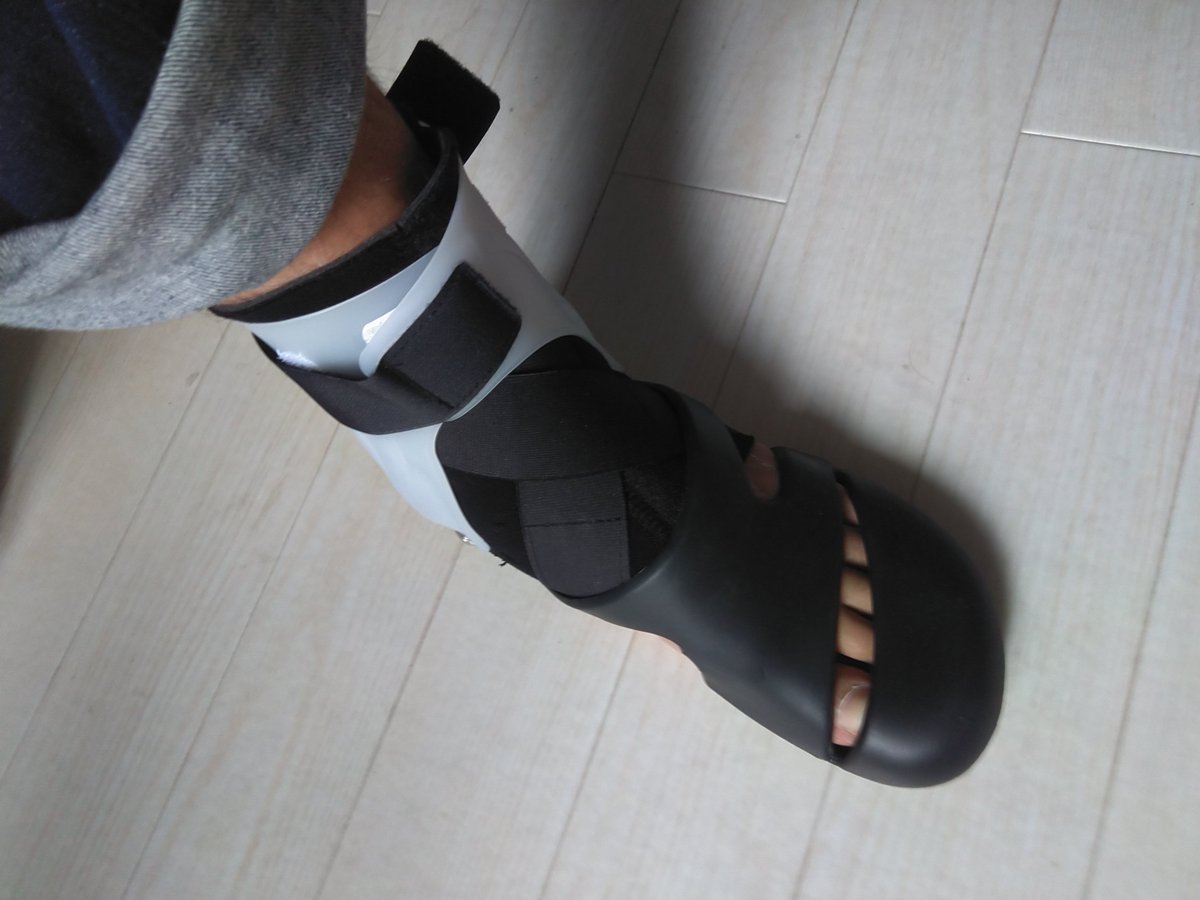 samejet691's tweet image. ギブス取れました
松葉杖が不必要になるまで装具で荷重かけます
感想は

「ギャー！！いてぇえ！」

朗報としてはまたガリガリ君が当たりました
俺はよく当たる

帰宅後シャワーでゴシゴシ洗いました、サッパリ！
よい午後を