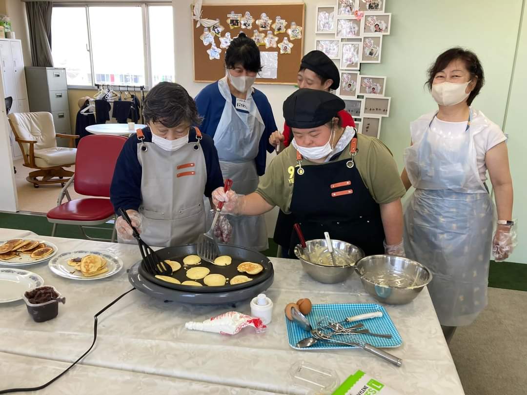 CharisChapel25's tweet photo. 7月11日(火) 生活介護カリス調理学習(どら焼きを一緒に作ろう)
生活介護カリス
〒537-0003 大阪市東成区神路3丁目12-24
問い合わせ TEL: 06-6975-0015
#WOWCafe #WOWカフェ #WOWカフェ大阪
#カリスチャペル神路 #生活介護 #生活介護カリス #障がい者 #居場所づくり #カリスdeディナー https://t.co/8f9nTBsYOs