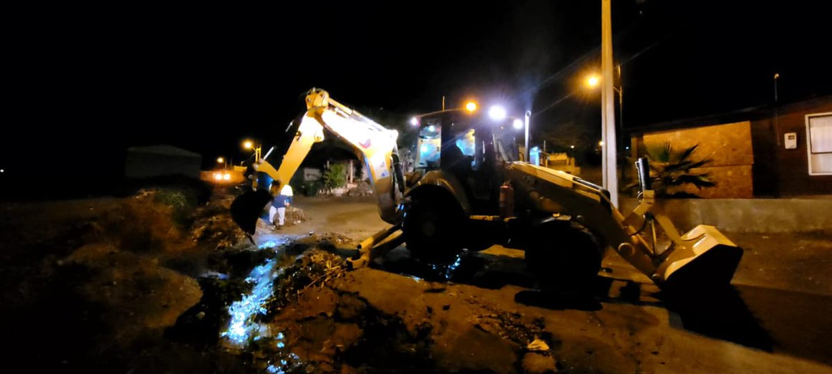 redcomunales's tweet photo. #Elqui #LaHiguera El equipo municipal de operaciones, en el marco de las precipitaciones, utilizó retroexcavadora para despejar zanjas y así habilitar el escurrimiento de las aguas lluvias en las principales calles de la cabecera comunal a modo de precaución #SOSComunales https://t.co/UtBsFy8x9D