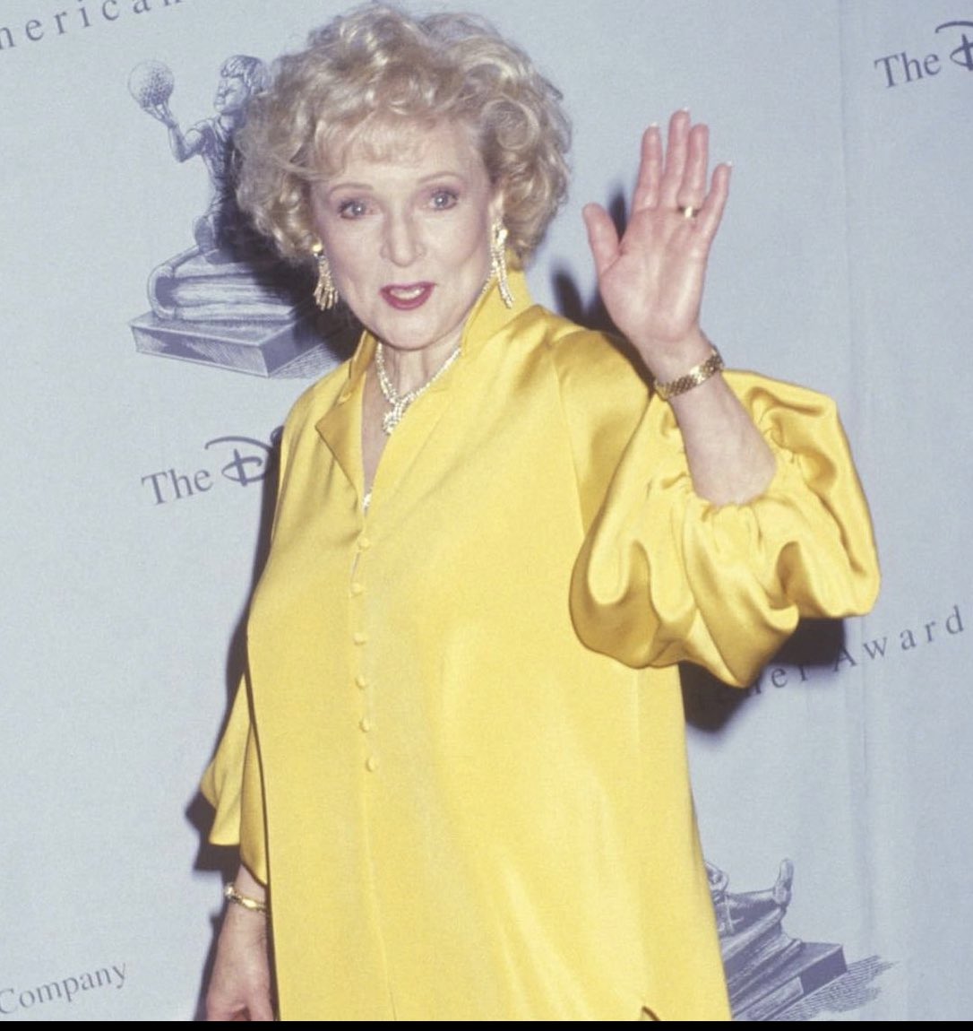 Betty White make up so white she look like a goddamn vampire.
She gone come back and kill us all chile. https://t.co/zMWwQj6fLv