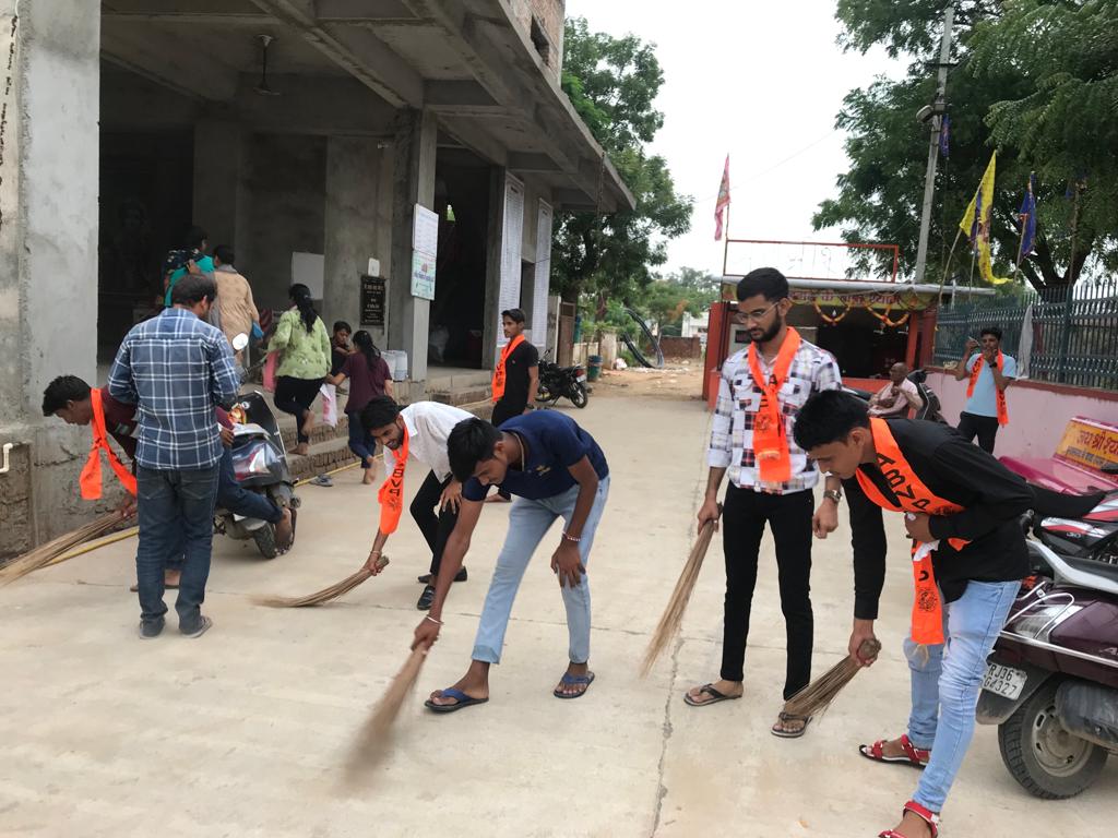 SeetaAbvp's tweet photo. अखिल भारतीय विद्यार्थी परिषद गंगापुर सिटी इकाई द्वारा अभाविप के 75वें स्थापना दिवस एवं राष्ट्रीय विद्यार्थी दिवस के उपलक्ष्य पर खाटू बाबा श्याम के मंदिर पर साफ सफाई  का कार्यक्रम किया गया।

#ABVP75 https://t.co/WecjFBHIKj