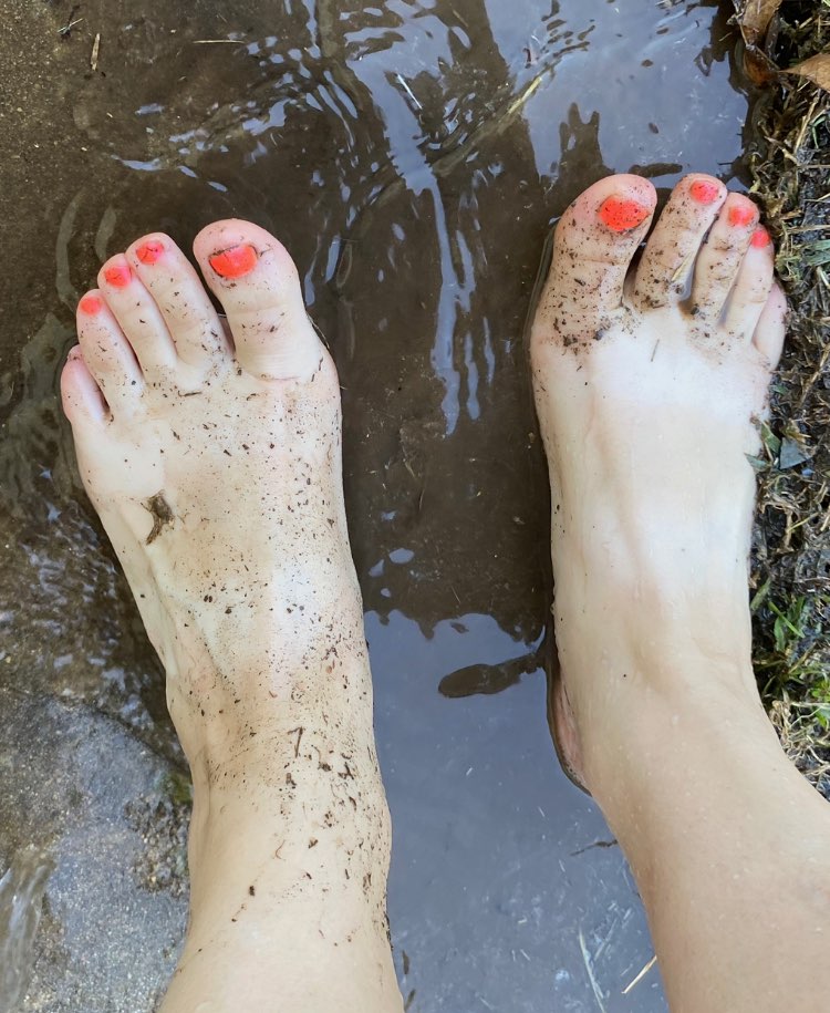 sweetiefeeti's tweet photo. That feeling between my toes🤩🤤#dirtytoes #mudwalk #wetfeet #footfinder #feetcontent https://t.co/3QHia3ghc5