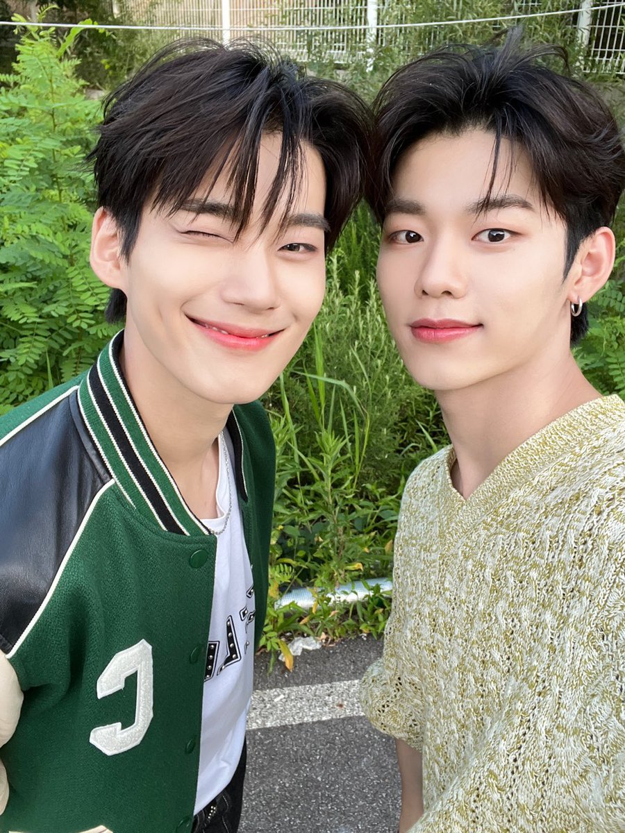 wakeone_trainee's tweet image. 요즘 부쩍 더 가까워진 쩡콩즈💚💙 
투 샷이 많이 없는 거 같아서 며칠 전 촬영 때 찍어봤어요!😝

Tmi- 원래 네 컷을 찍기로 했는데 잘못 눌러서 세 컷으로 찍어버렸어요ㅜㅜ🤣

#박한빈 #PARKHANBIN
#이정현 #LEEJEONGHYEON