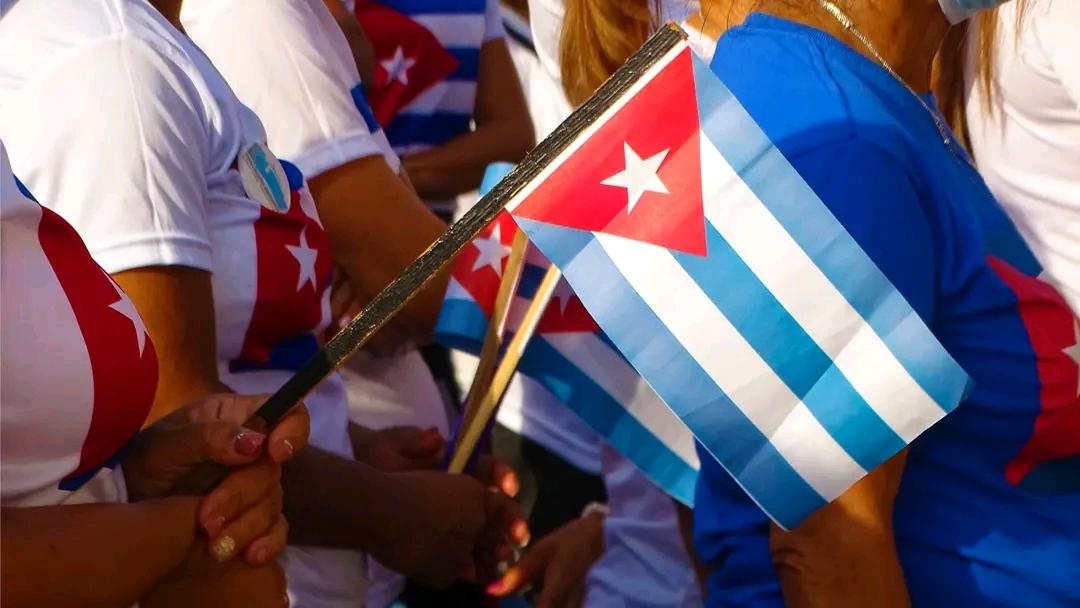 Vengo de un tiempo de plagas y sequías.
Pero a sangre y sudor se hizo cosecha.
Más lo que se pudo que lo que se quería.
Y heme aquí, latiendo aún esta fecha. 
📷 <a href="/Yane1606/">Yane Cuba 🇨🇺</a> 
#VictoriaPopular 
#Cuba