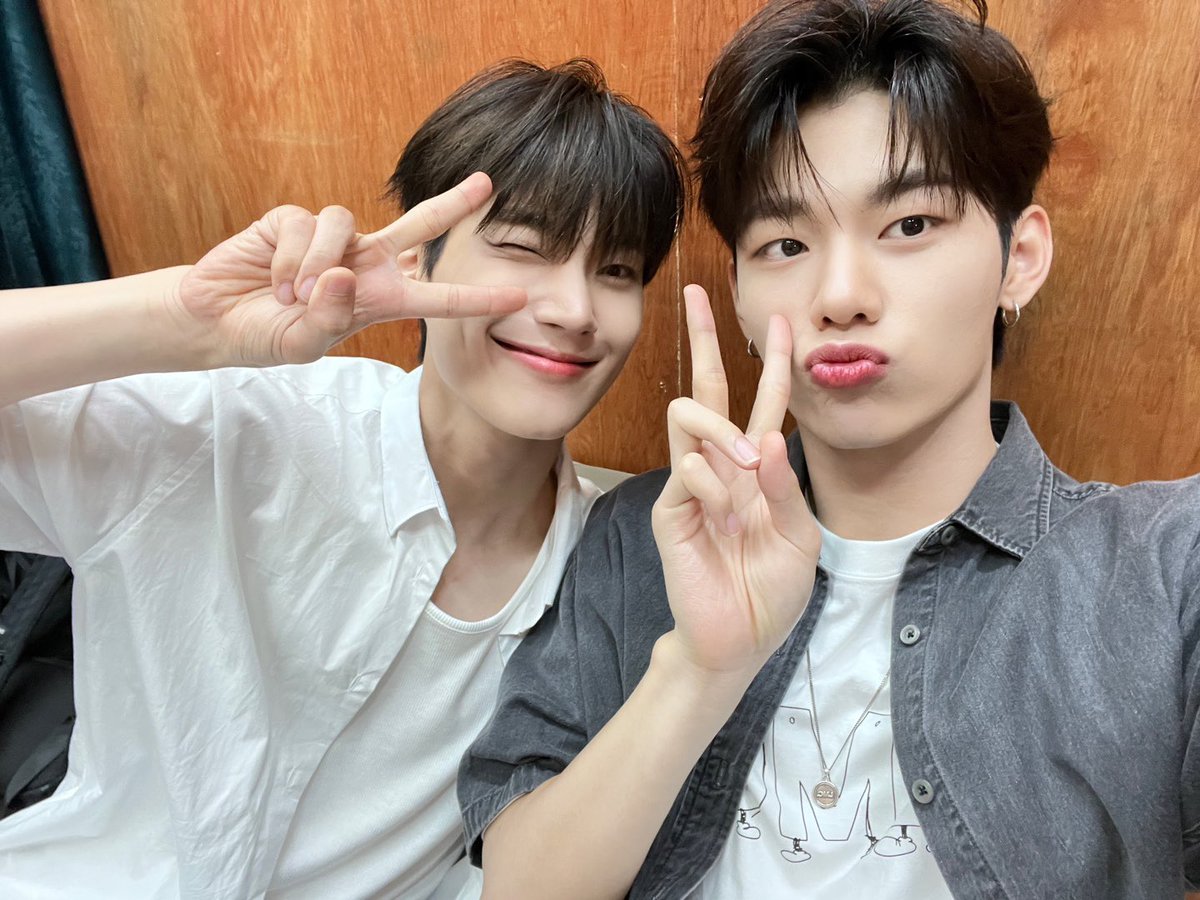 EVNNESIA's tweet photo. 230712

Akhir-akhir ini, JeongKkong makin dekat satu sama lain 💚🩵 Aku merasa kalau ga banyak foto kita berdua, jadi aku mengambil selca saat di lokasi syuting beberapa hari yang lalu! 😝

(Cont...)

#박한빈 #PARKHANBIN
#이정현 #LEEJEONGHYEON https://t.co/4x4hT7fS3o
