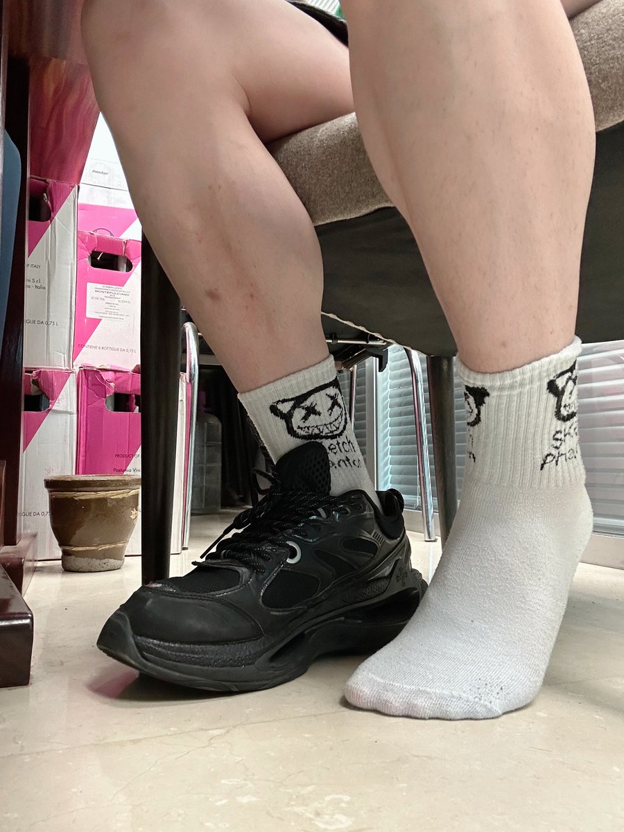 这么热的天 让脚丫子透透气