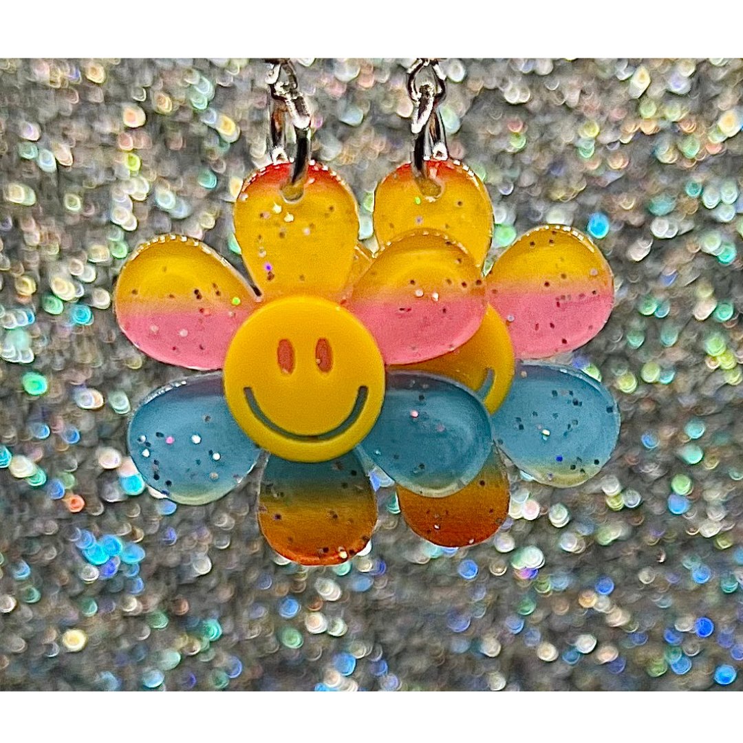 Smiley flower earrings available in different colors!

#earrings #cuteearrings #smileyface #flowerearrings #smileyearrings #glitterearrings #dangleearrings #colorfulearrings #jewelry #nicklefree