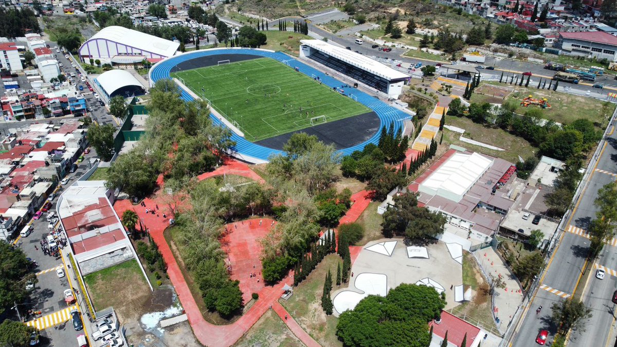 EnAtizapanZ's tweet photo. Se reinauguró la Ciudad Deportiva Ana Gabriela Guevara que ahora cuenta con un campo de futbol de pasto sintético totalmente nuevo, y una pista de atletismo completamente renovada, entre otras instalaciones. #Atizapán  https://t.co/CrH6WZkZUL https://t.co/Vo6MIIIFwv
