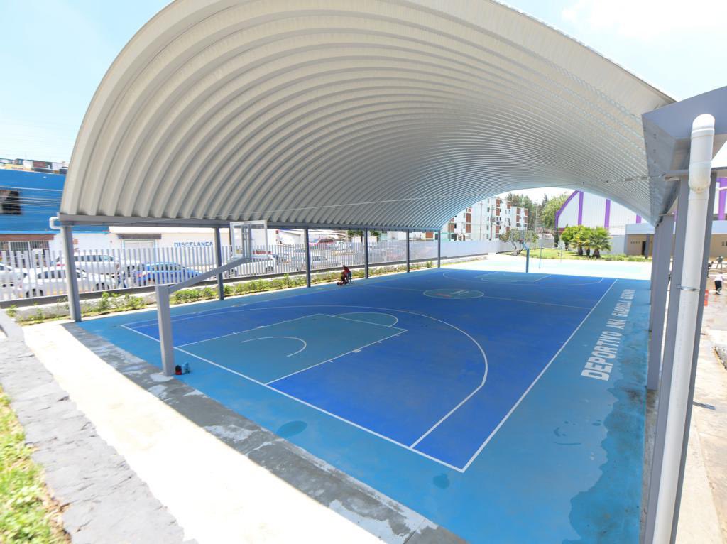 EnAtizapanZ's tweet photo. Se reinauguró la Ciudad Deportiva Ana Gabriela Guevara que ahora cuenta con un campo de futbol de pasto sintético totalmente nuevo, y una pista de atletismo completamente renovada, entre otras instalaciones. #Atizapán  https://t.co/CrH6WZkZUL https://t.co/Vo6MIIIFwv