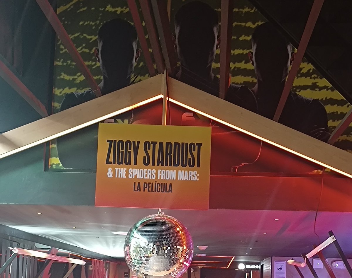 NoSomosNonos's tweet photo. Gracias a @Cinemex pudimos revivir este gran concierto remasterizado. 
#DavidBowie #ZiggyStardust and #TheSpidersFromMars
Este 12 y 15 de julio podrás disfrutarla en Cinemex, ningún fan se debe perder está celebración. https://t.co/QThkPiHd5S