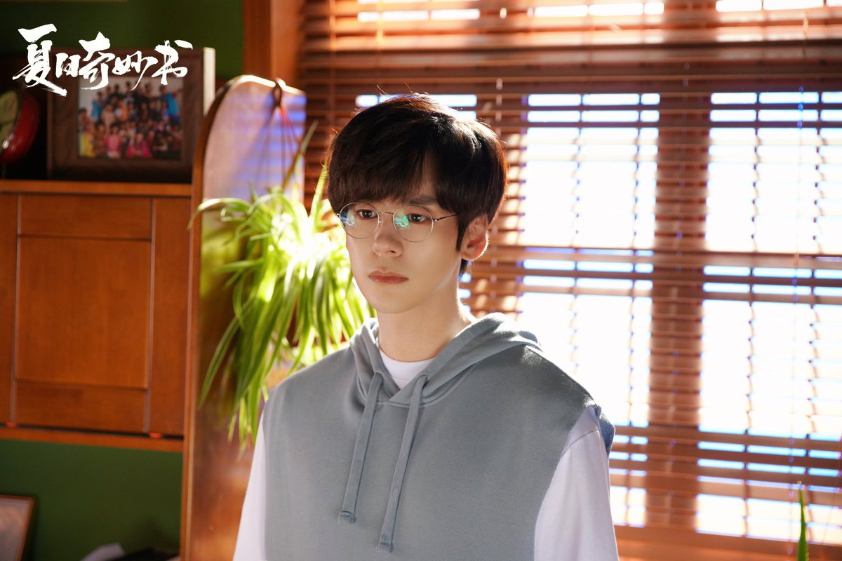 WzmOfficial_'s tweet photo. [📸] 

📖【片场相册🎬】
☁️ 冯天蓝的回忆录-1

 #夏日奇妙书 #MyMavellousFable 

꒰ঌ┈┈┈┈┈┈┈┈┈┈┈┈┈ ໒꒱

#魏哲鸣 #魏哲鳴 #WeiZheming #위철명 #เว่ยเจ๋อหมิง #ウェイ・ジャーミン #MilesWe #今天weisday https://t.co/BOWIfvR3hS