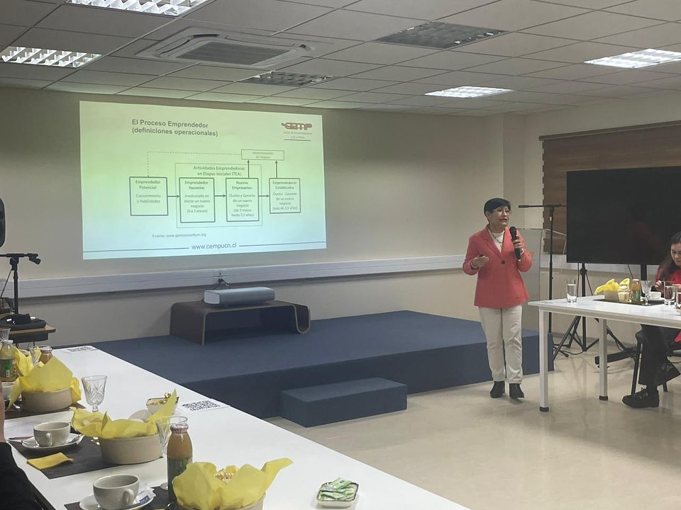 Durante esta tarde, la directora de Atacama Angels, Gianni Romaní, participó junto a Ana Rojas Peralta, jefa de proyectos del Parque Científico Tecnológico UCN, en el conversatorio “¿Qué es la equidad de género y por qué es importante en la nueva economía digital?”.