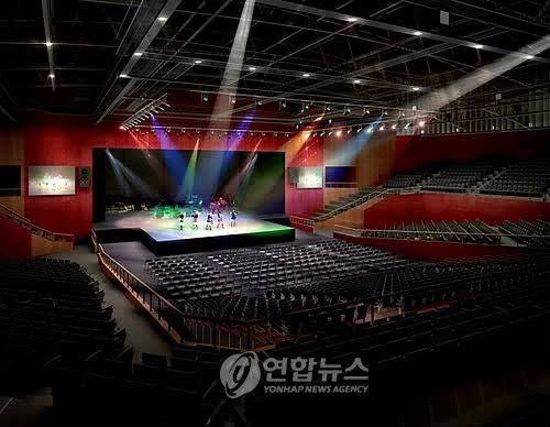 tanniekosmossss's tweet photo. ARMYS &amp; Filo-ARMYS. 

This is Olympic Hall in Seoul. HORI7ON will performing here for their debut showcase on July 24 at 8PM KST.  So let’s express our support &amp; love to them. This group is so amazing when they perform &amp; their visuals are surreal. They deserve a lots of support. https://t.co/xnDvuwpVEY