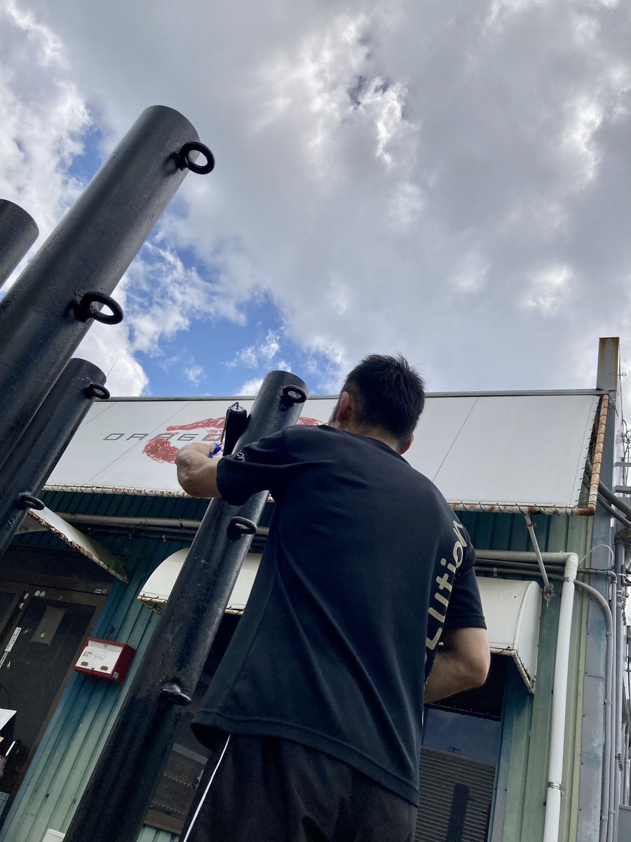 ssm_yokosuka046's tweet photo. 表舞台の裏に地道な作業、、

市川大先生、ペンキ塗りご苦労様です🎨 https://t.co/zmR2kgwwoA