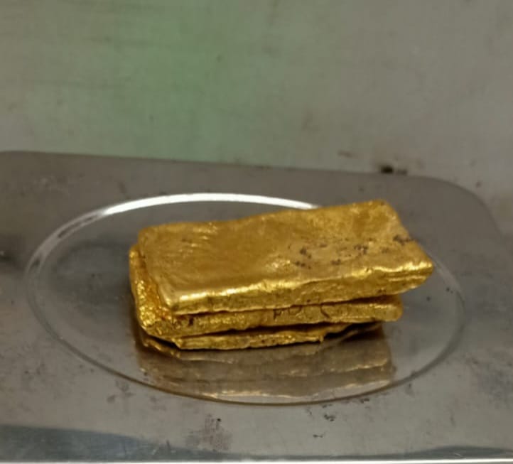 On the basis of profiling, AirCustoms@IGIA have seized 1590 gms Gold valued at Rs 81 Lakhs from 2 Indian nationals arrived from Bahrain, concealed by them inside their rectum in paste form. Both pax have been arrested.