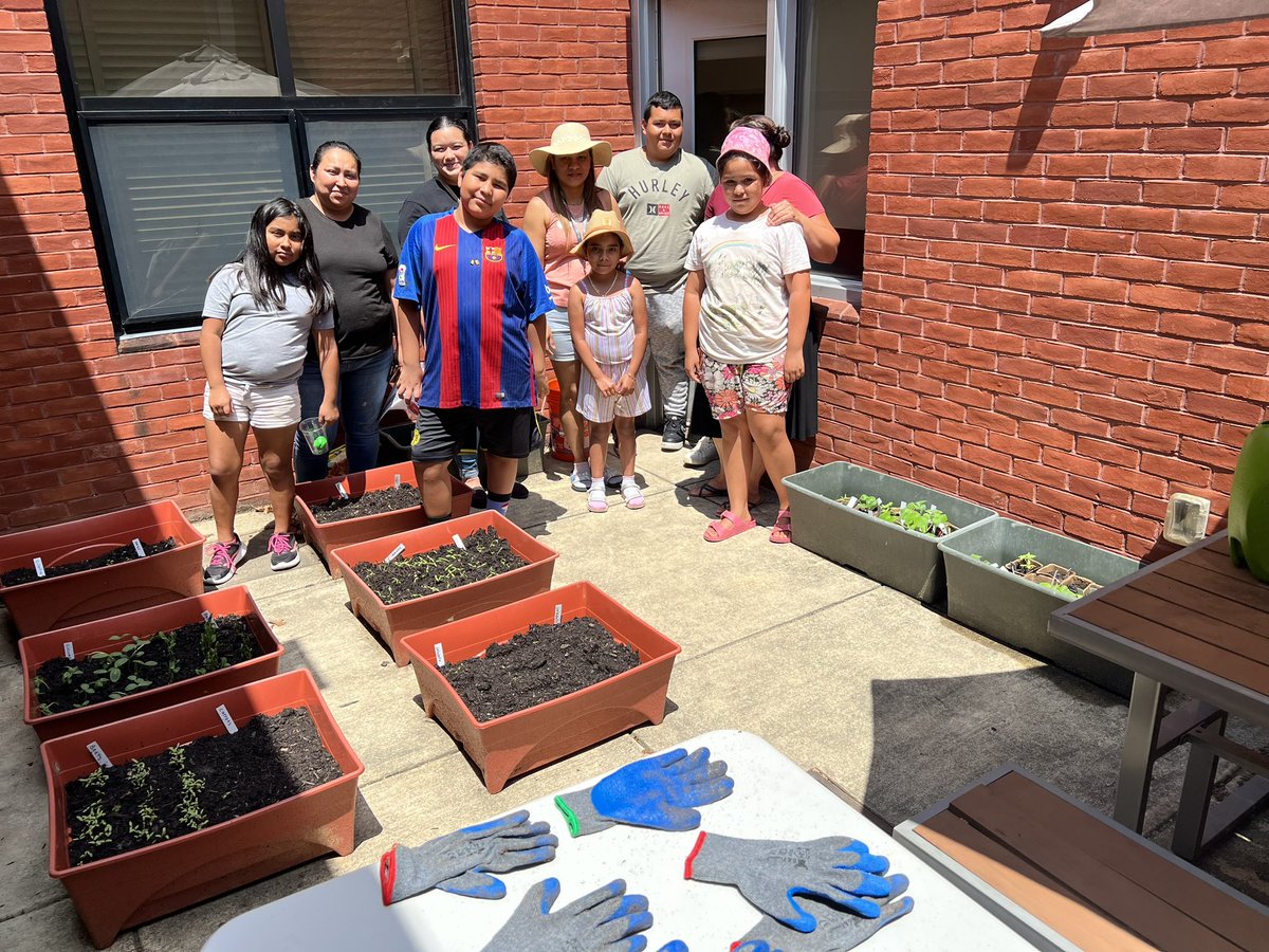 HighlandES_CSL's tweet photo. Gardening (Jardinería) club brought to us by our #LinkagestoLearning FCM, Ms. Orellana! The LTL team is making our community school goals come to fruition! #punintended https://t.co/mzEiGZUPdX