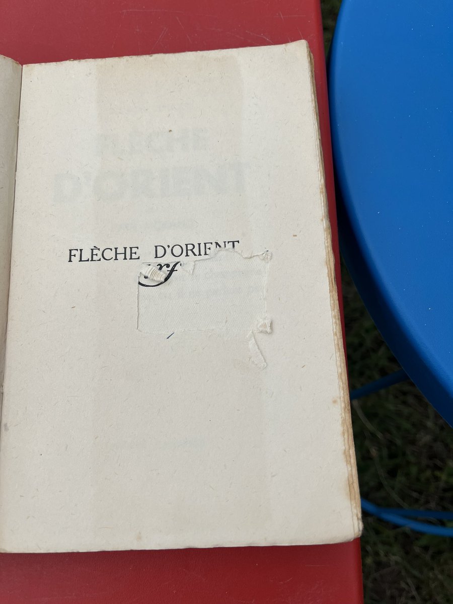 duhamel_vanessa's tweet photo. L’ ancien possesseur de ce livre a pris soin de coller en première page de son exemplaire un article vantant « les prestigieux dons d'écrivain de Monsieur Paul #Morand » mais a pris garde avant de le déposer dans une #boîteàlivres de découper soigneusement son nom sur la page de garde …
#veryfrenchy