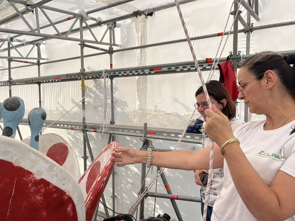 ch_brun's tweet photo. Cet été, à #Lille, restauration d’ampleur des Tulipes de Shangri-Là, très belle oeuvre de Yayoi Kusama. Petite visite de ce gros chantier mené par l’atelier du Rouge-Gorge de Sophie-Jeanne Vidal avec #AudreyLinkenheld #Lille2004 @MartineAubry https://t.co/h69p0qgTnu