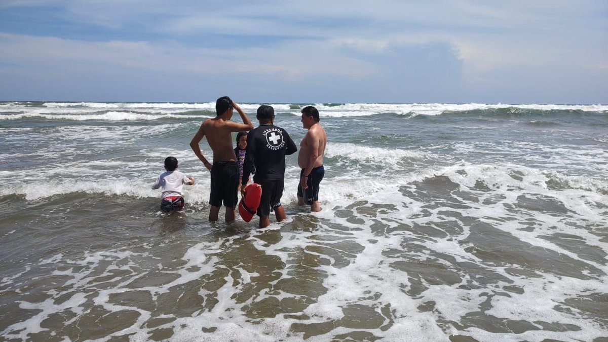 EvelynSalgadoP's tweet image. Ante el pronóstico de un nuevo evento de mar de fondo en las costas de #Guerrero y dentro del Operativo Vacacional de Verano 2023, salvavidas de la @PC_Guerrero y de la @PromotoraPlayas, vigilan la franja de arena y cuidan a los bañistas. Por unas vacaciones seguras, es muy